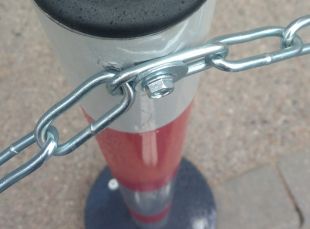 Słupek parkingowy blokujący U-12b | metalowy, 150(110) cm, do wkopania, łańcuchowy, 2 otwory (zalecane)